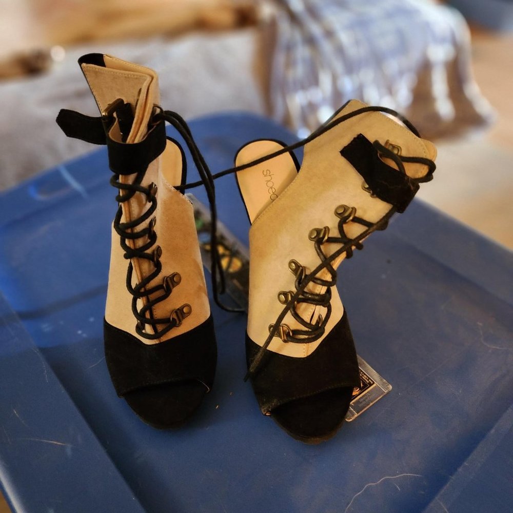 Shoe Dazzle Bootie heels size 8.5 Black & Tan